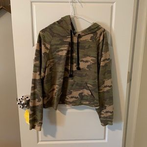 Camo cropped hoodie